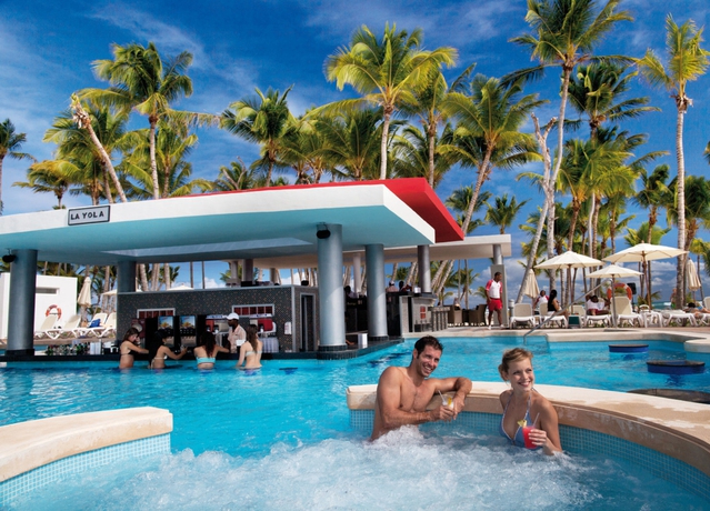 Imagen de la piscina del Hotel Riu Palace Bavaro - All Inclusive. Foto 14