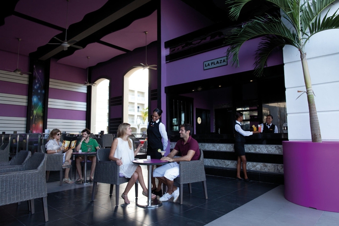 Imagen del bar/restaurante del Hotel Riu Palace Bavaro - All Inclusive. Foto 4