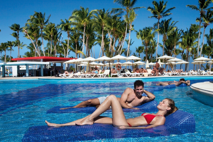 Imagen de la piscina del Hotel Riu Palace Bavaro - All Inclusive. Foto 15