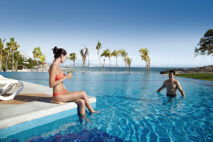 Imagen de la piscina del Hotel Riu Palace Peninsula. Foto 15