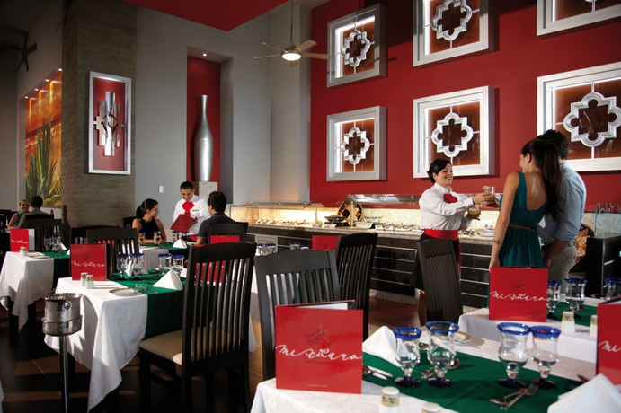 Imagen del bar/restaurante del Hotel Riu Palace Peninsula. Foto 4