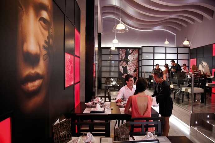 Imagen del bar/restaurante del Hotel Riu Palace Peninsula. Foto 7