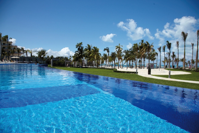 Imagen de la piscina del Hotel Riu Palace Peninsula. Foto 16