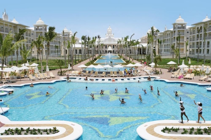 Imagen de la piscina del Hotel Riu Palace Punta Cana - All Inclusive. Foto 19