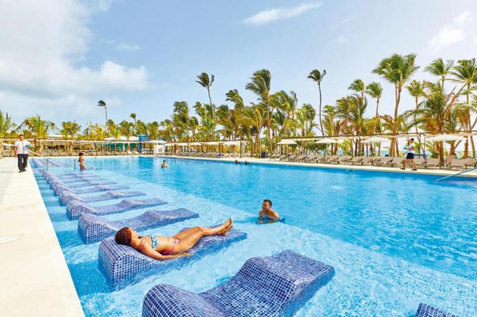 Imagen de la piscina del Hotel Riu Palace Punta Cana - All Inclusive. Foto 28