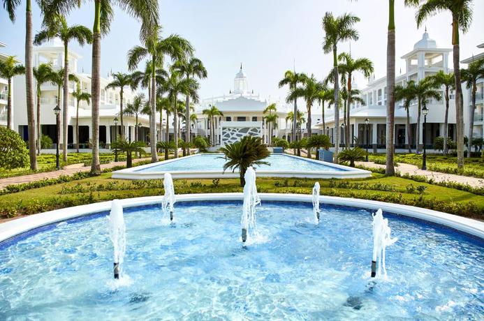 Imagen de la piscina del Hotel Riu Palace Punta Cana - All Inclusive. Foto 34