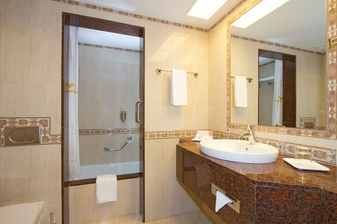 Imagen de la habitación del Hotel Riu Palace Tres Islas. Foto 3