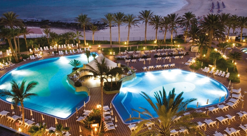 Imagen de la piscina del Hotel Riu Palace Tres Islas. Foto 16