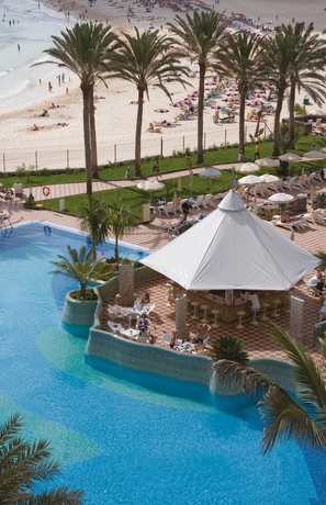 Imagen de la piscina del Hotel Riu Palace Tres Islas. Foto 18