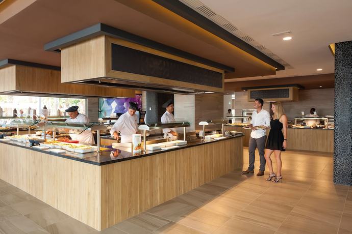 Imagen del bar/restaurante del Hotel Riu Papayas - All Inclusive. Foto 2