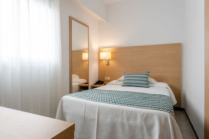 Imagen de la habitación del Hotel Riutort. Foto 10