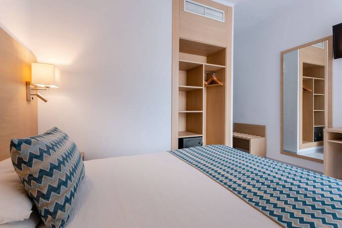 Imagen de la habitación del Hotel Riutort. Foto 11