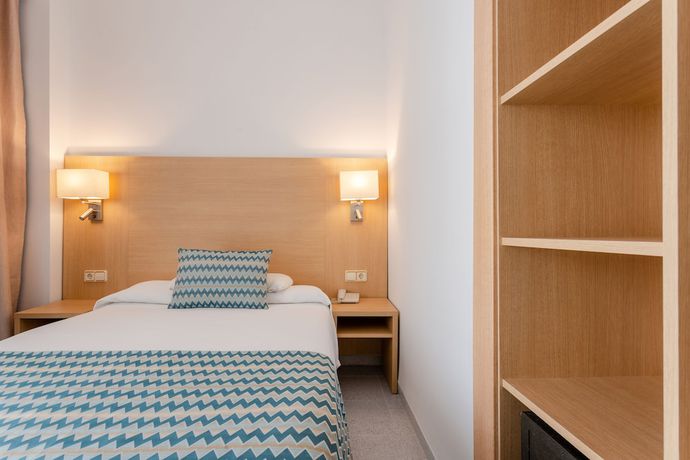 Imagen de la habitación del Hotel Riutort. Foto 12