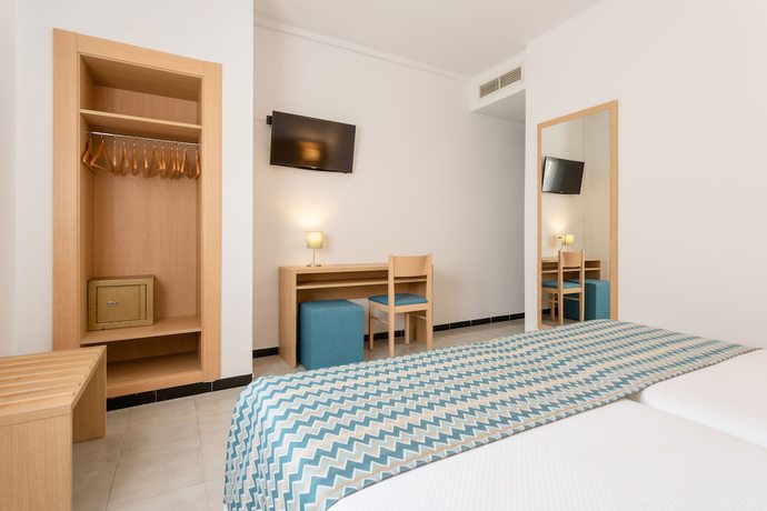 Imagen de la habitación del Hotel Riutort. Foto 13