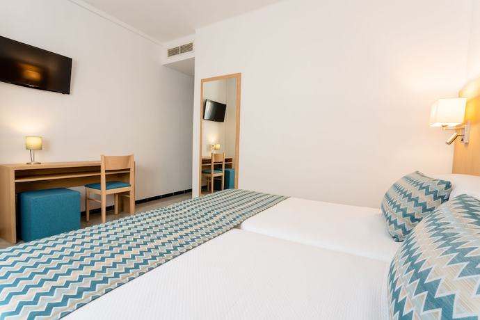 Imagen de la habitación del Hotel Riutort. Foto 14