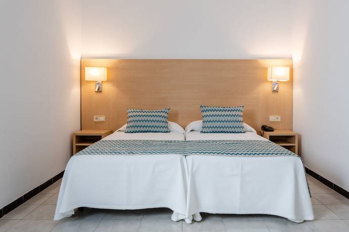 Imagen de la habitación del Hotel Riutort. Foto 15