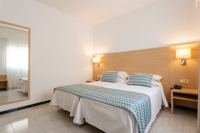 Imagen de la habitación del Hotel Riutort. Foto 16