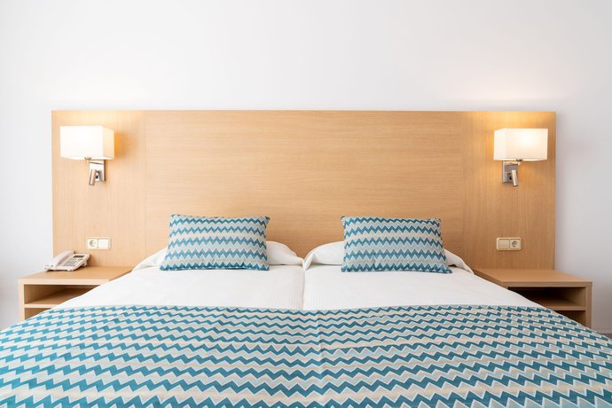 Imagen de la habitación del Hotel Riutort. Foto 17