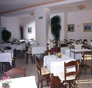 Imagen del bar/restaurante del Hotel Riva Del Sole, Cuotto. Foto 3