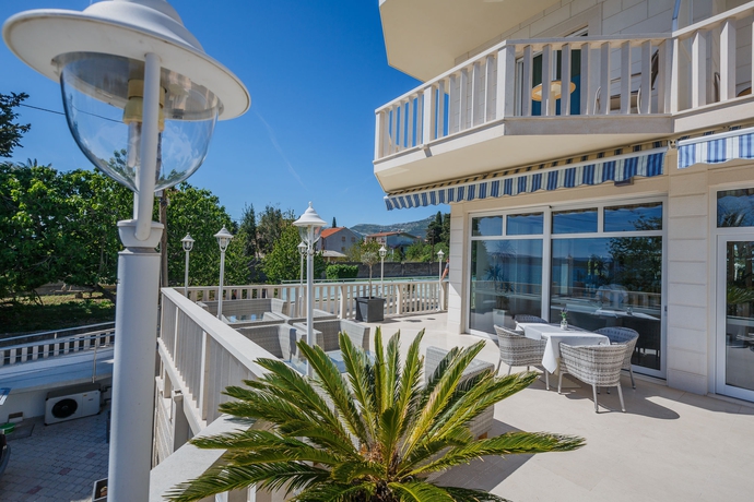 Imagen de los exteriores del Hotel Riva, Kastela. Foto 6