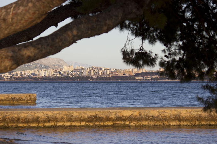 Imagen de los exteriores del Hotel Riva, Kastela. Foto 9
