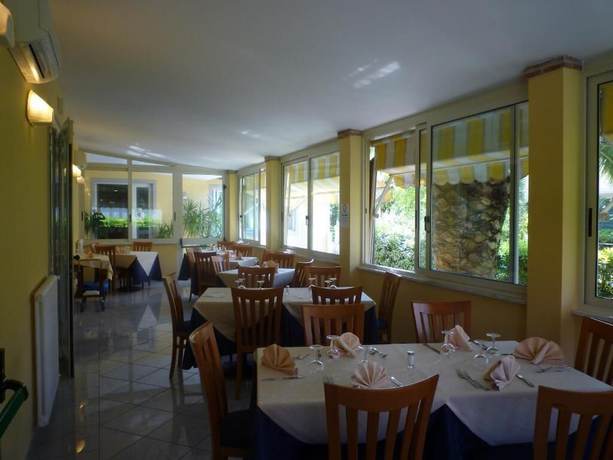 Imagen del bar/restaurante del Hotel Riva, Pietrasanta. Foto 2