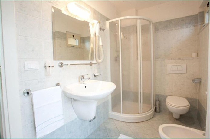 Imagen de la habitación del Hotel Riva, Pietrasanta. Foto 16