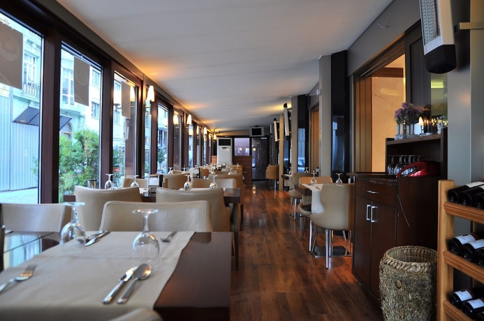 Imagen del bar/restaurante del Hotel Riva, Plaza Taksim. Foto 2