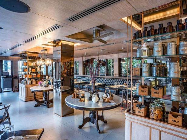 Imagen del bar/restaurante del Hotel Riva Surya Bangkok. Foto 3