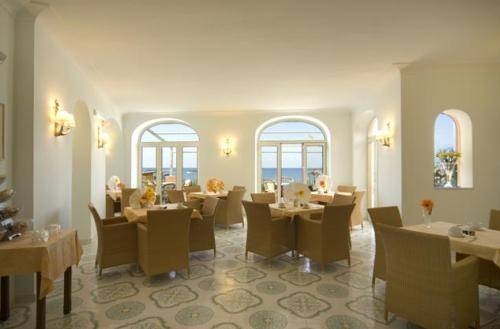 Imagen general del Hotel Rivamare, Ischia. Foto 2