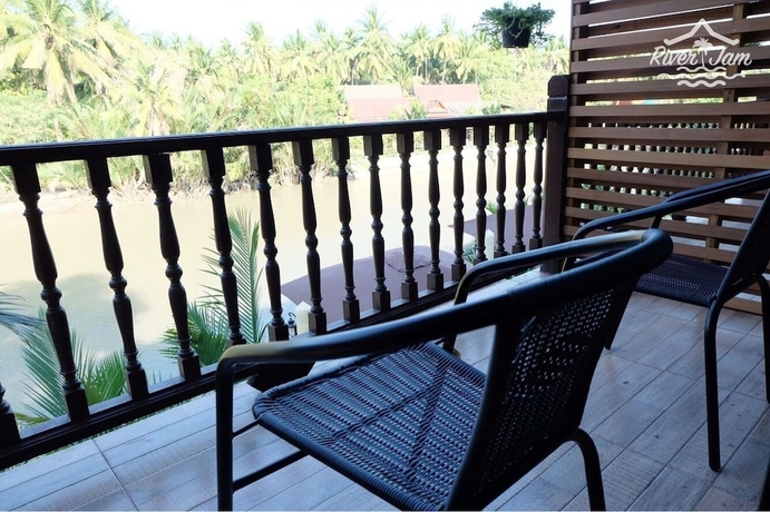 Imagen de la habitación del Hotel River Jam Amphawa. Foto 11