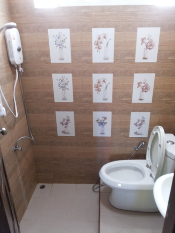 Imagen de la habitación del Hotel River Jam Amphawa. Foto 17