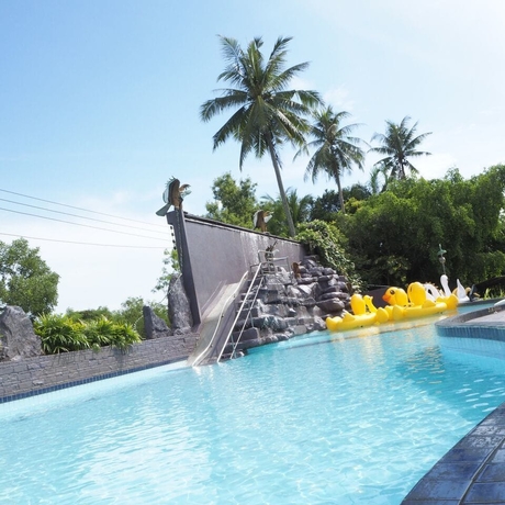 Imagen de la piscina del Hotel River Nature. Foto 13