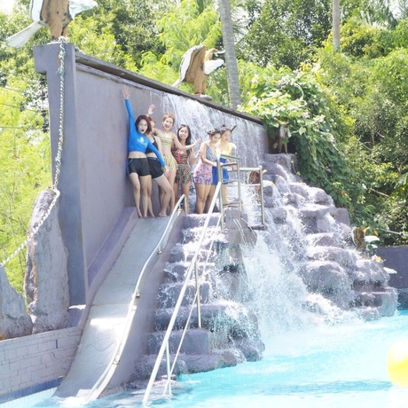 Imagen de la piscina del Hotel River Nature. Foto 15