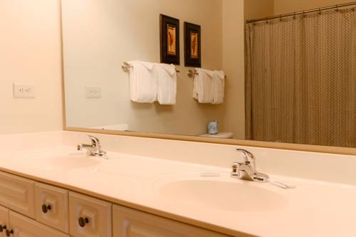 Imagen de la habitación del Hotel River Oaks Resort. Foto 2
