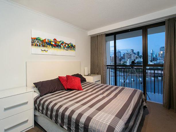 Imagen de la habitación del Hotel River Plaza Apartments. Foto 3