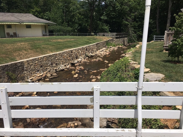 Imagen de los exteriores del Hotel River Point Lodge. Foto 15