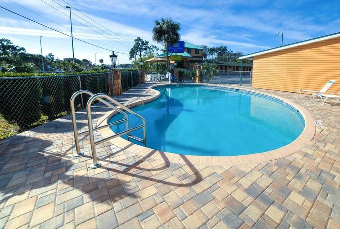 Imagen de la piscina del Hotel River Side Inn. Foto 18