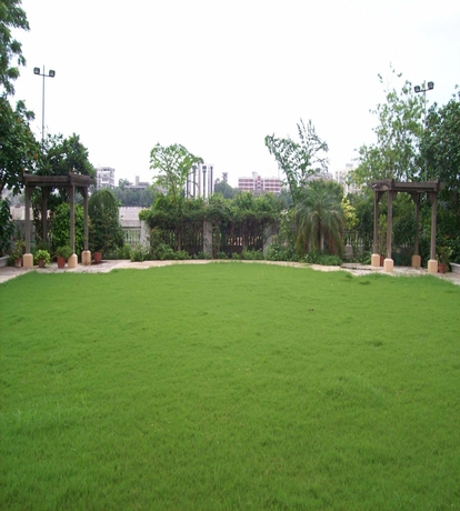 Imagen de los exteriores del Hotel Rivera Sarovar Portico Ahmedabad. Foto 3