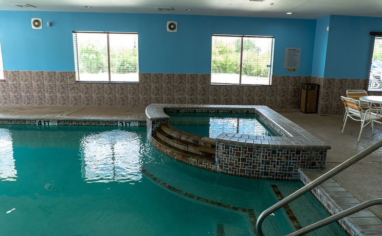 Imagen de la piscina del Hotel Rivers Inn and Suites. Foto 15