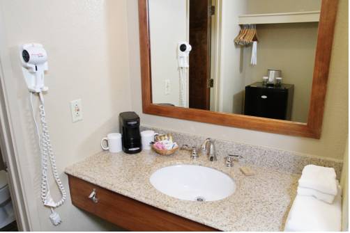 Imagen de la habitación del Hotel Riverside Inn. Foto 5