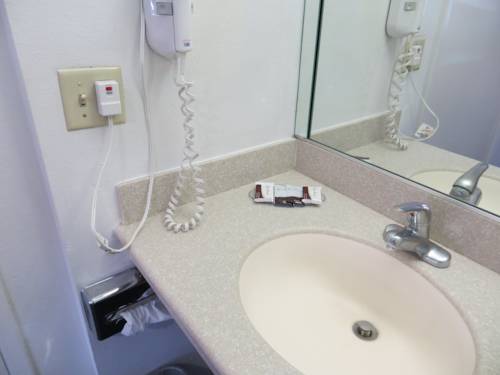 Imagen de la habitación del Hotel Riverside Inn and Suites. Foto 6