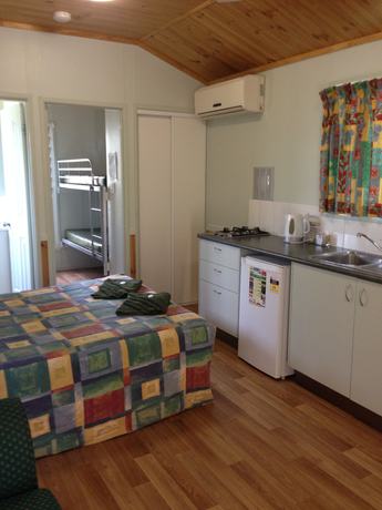 Imagen de la habitación del Hotel Riverside Tourist Park. Foto 5