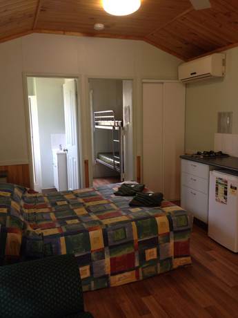 Imagen de la habitación del Hotel Riverside Tourist Park. Foto 16