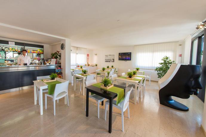 Imagen del bar/restaurante del Hotel Riviera, Bari. Foto 4