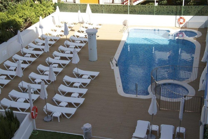 Imagen de la piscina del Hotel Riviera Beachotel. Foto 15
