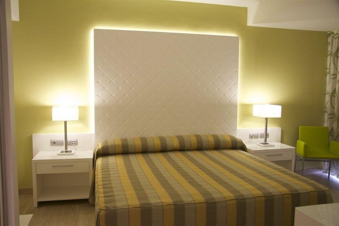 Imagen de la habitación del Hotel Riviera Beachotel. Foto 9