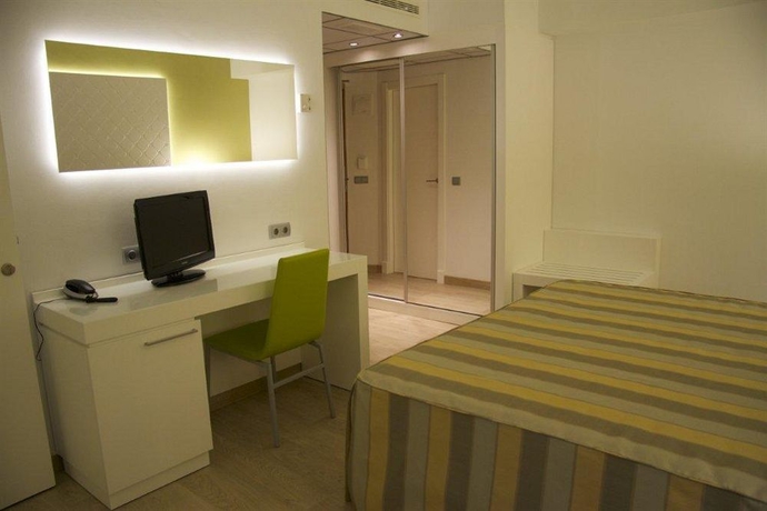 Imagen de la habitación del Hotel Riviera Beachotel. Foto 10