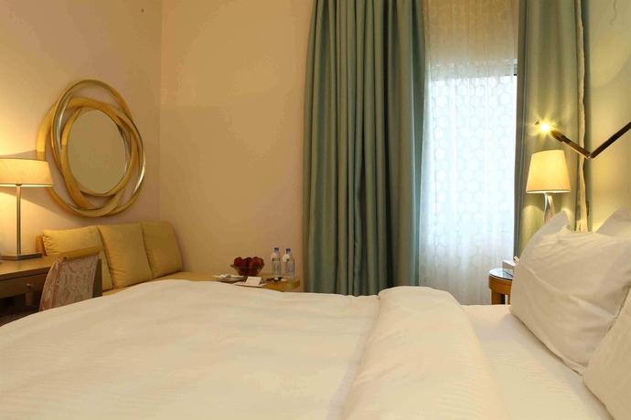 Imagen de la habitación del Hotel Riviera Beirut. Foto 8