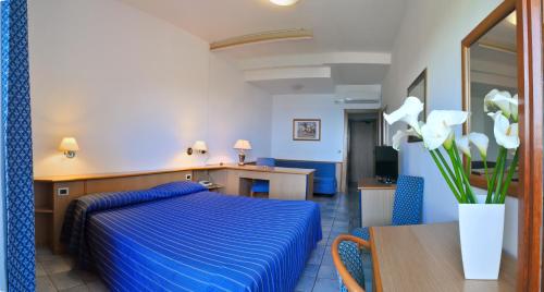 Imagen de la habitación del Hotel Riviera Bleu. Foto 5